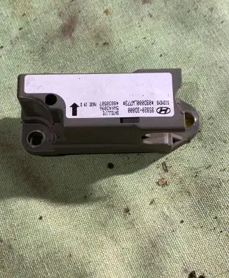 Hyundai Sonata Airbag deployment crash/impact sensor 959203D000 09D000W773