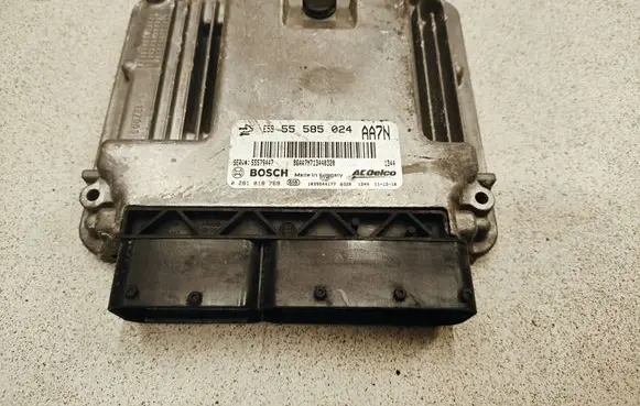 Opel Astra J Engine control unit/module 55585024 55579447 0281018769
