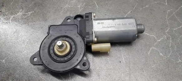 Ford Fiesta Front door window regulator motor 0130821939