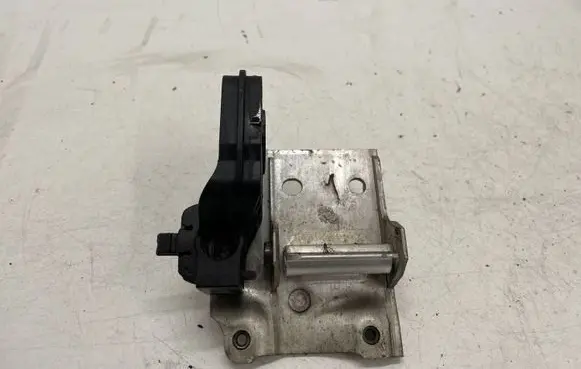 BMW 5 F10 F11 Radiator mount bracket 7186513