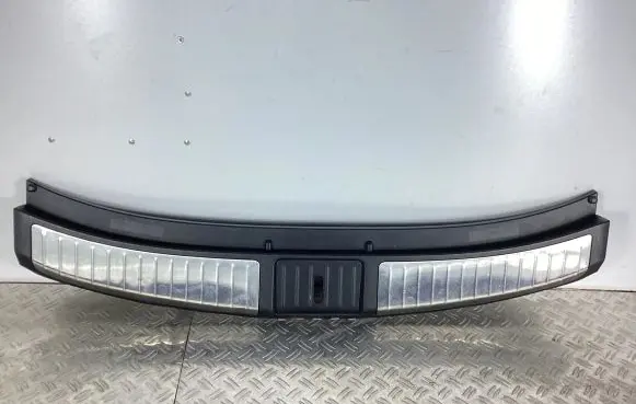 Trunk/boot sill cover protection