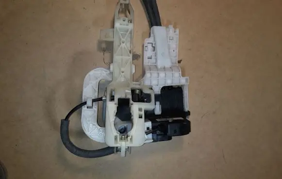Hyundai ix35 Front door lock 813202Y000