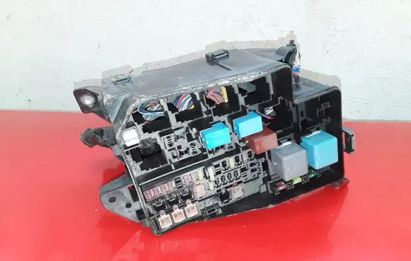 Toyota RAV 4 (XA30) Fuse module 5707 57073W