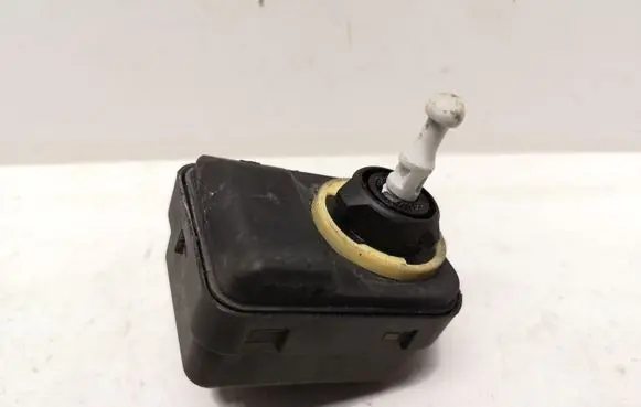Nissan Note (E11) Headlight level adjustment motor 89028944