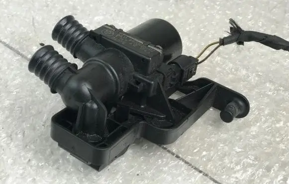 BMW 5 E60 E61 Coolant heater control valve 6920226