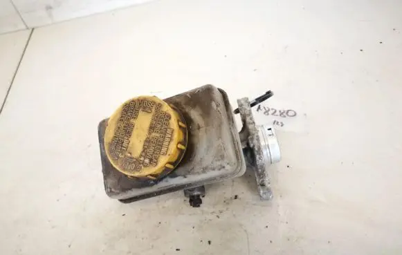 Subaru Forester SG Brake fluid reservoir 