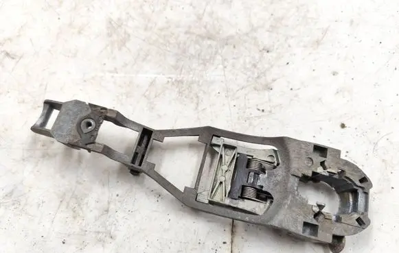 Volkswagen PASSAT B5 Front door exterior handle/bracket 3B0837885