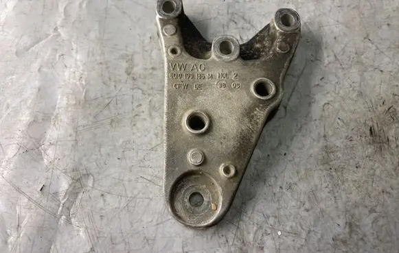 Seat Ibiza III (6L) Engine mounting bracket 6Q0199185 6Q0199185M