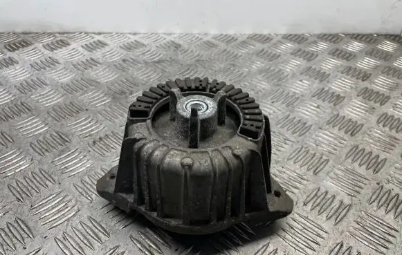 Engine mount bracket