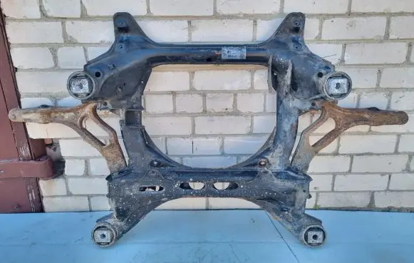 Volkswagen Touareg I Front axle beam 7L0400025