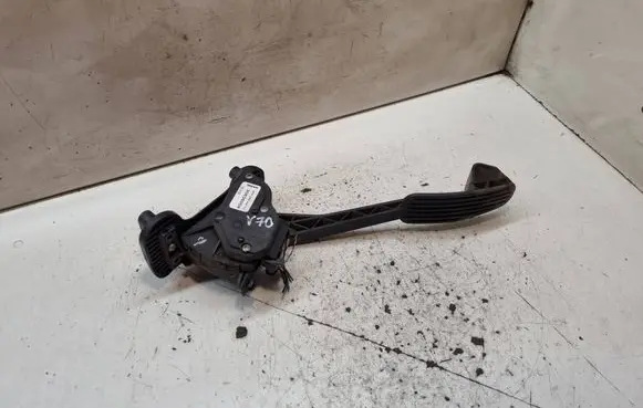 Accelerator throttle pedal