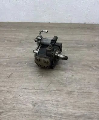 Volkswagen PASSAT B7 Fuel injection high pressure pump 