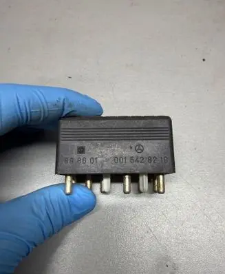 Mercedes-Benz E W124 Coolant fan relay 0015428219