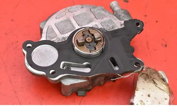 Volkswagen PASSAT B6 Vacuum pump 03L145100F