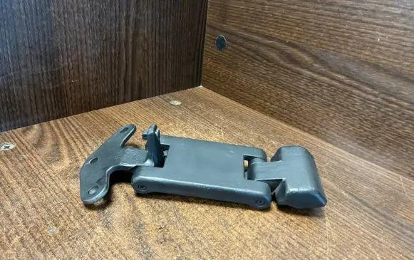 Iveco Daily 4th gen Loading door lower hinge 504027554