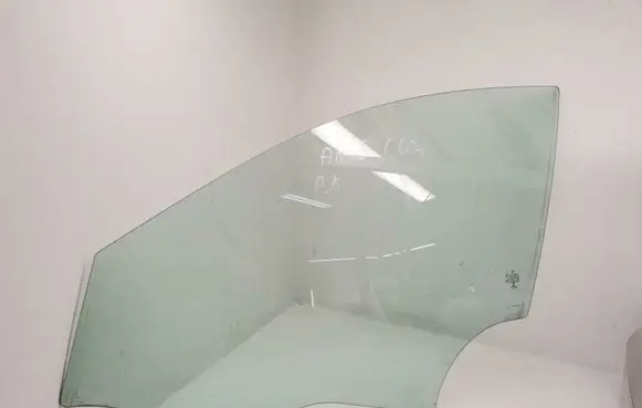 Mercedes-Benz C AMG W205 Front door window glass four-door E000292