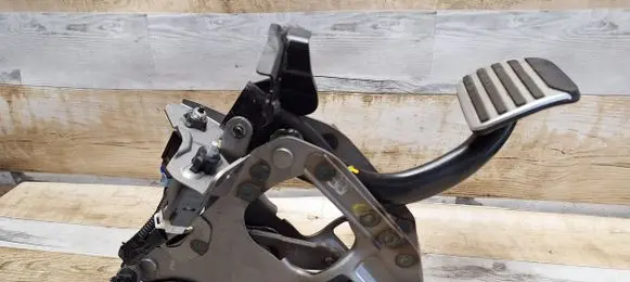 Infiniti Q50 Brake pedal 