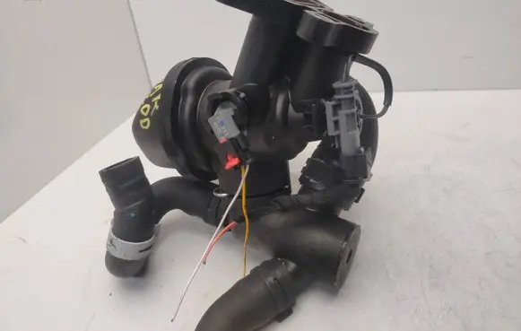 Jaguar XE Thermostat/thermostat housing G4D33575AD
