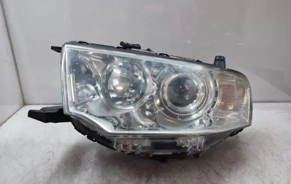 Mitsubishi L200 Headlight/headlamp 8301C013