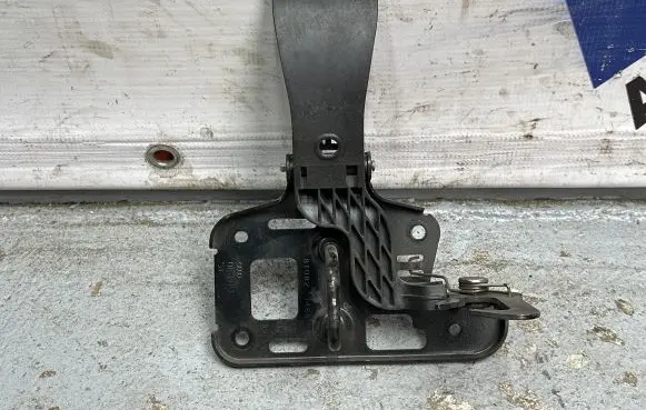Audi A4 S4 B8 8K Engine bonnet/hood lock/latch loop/hook 8T0823480