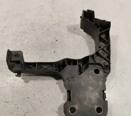 Renault Megane II Front bumper mounting bracket 8200137495