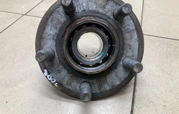 Chrysler 300 - 300C Front wheel bearing hub 