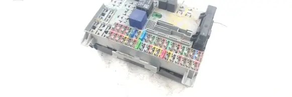 Opel Zafira A Fuse module 90589979