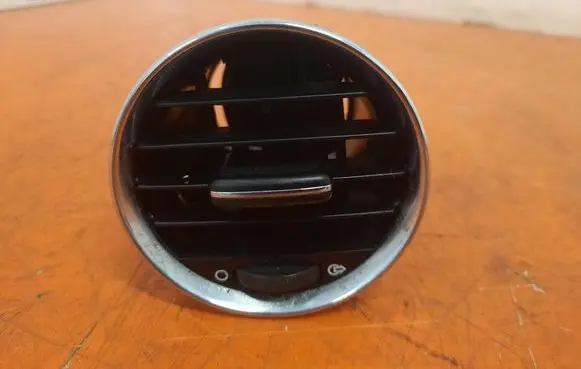 Peugeot 308 Dash center air vent grill
