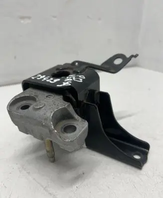 Toyota Verso-S Engine mount bracket