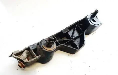 Rear bumper mounting bracket