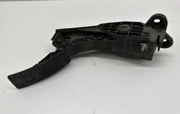 Mercedes-Benz ML W164 Accelerator throttle pedal A1643000104