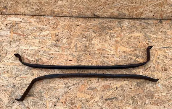 Fuel tank mounting bracket