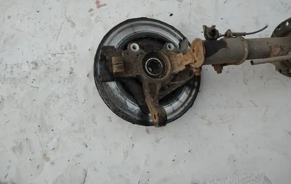 Opel Combo D Front wheel hub spindle knuckle 