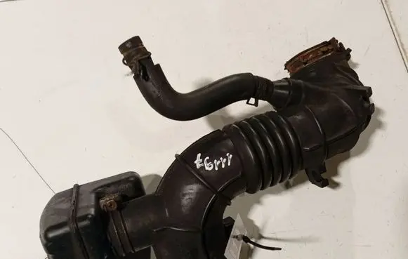 Toyota Avensis T250 Air intake hose/pipe 
