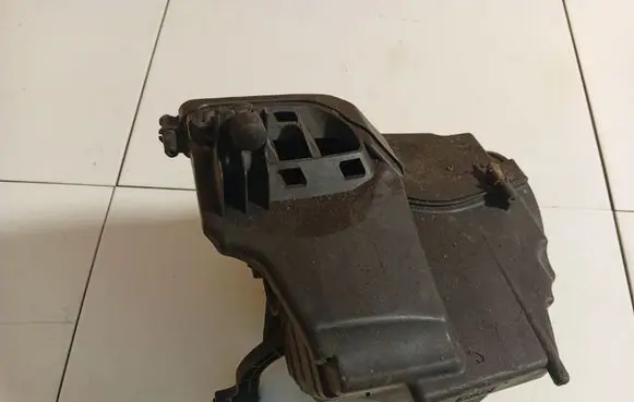 Ford C-MAX I Air filter box 7M519600BE