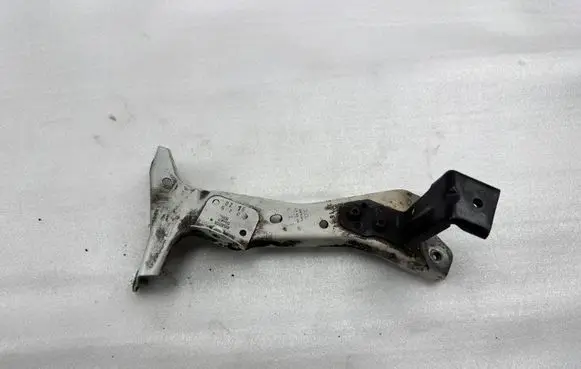Audi A3 S3 8V Fender mounting bracket 8V0821136