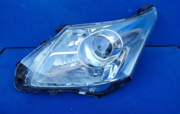 Toyota Avensis T270 Headlight/headlamp 0512