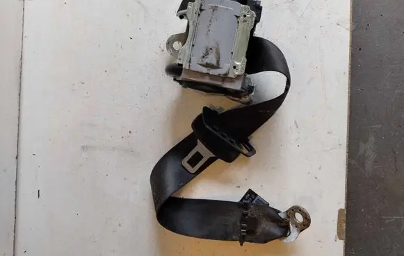 Middle seatbelt (rear)