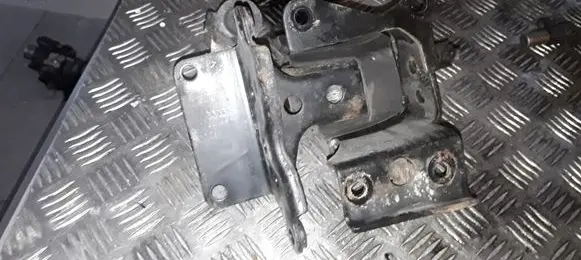 Nissan X-Trail T30 Engine mount bracket