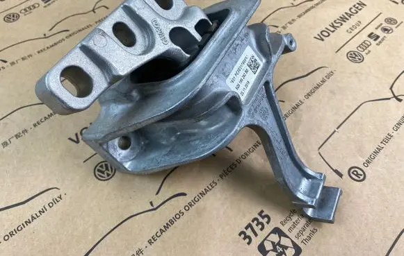 Volkswagen Golf VII Engine mount bracket