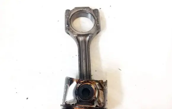 Volkswagen Golf IV Piston with connecting rod