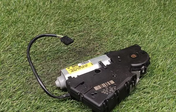 Volkswagen PASSAT B6 Sunroof motor/actuator 1K0959591 0390200017