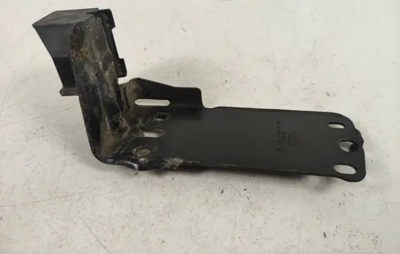 BMW 1 E82 E88 Radiator mount bracket 7117811 51647117811 23781010