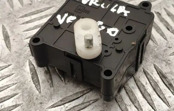 Toyota Corolla Verso E121 Intake manifold valve actuator/motor 1138002051