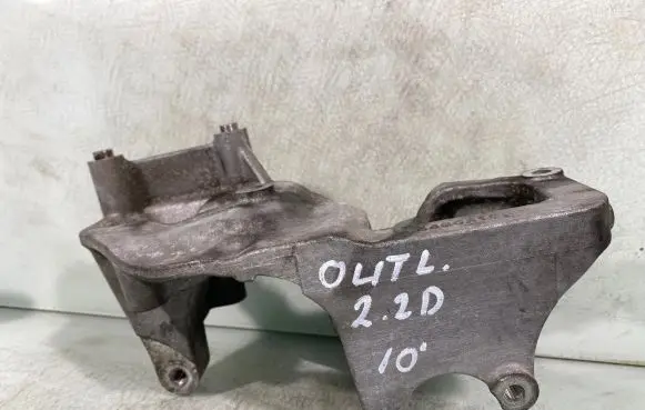 Mitsubishi Outlander Steering rack mounting bracket 4450a179