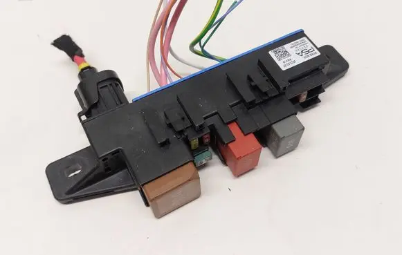 Opel Astra L Fuse module 9830004880