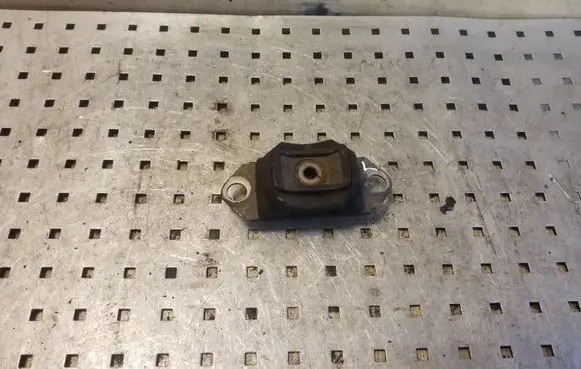 Nissan Qashqai Engine mount bracket