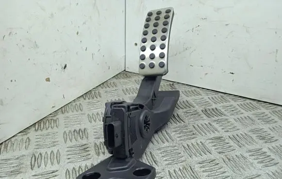 Mercedes-Benz GLE (W166 - C292) Accelerator throttle pedal A2923000100