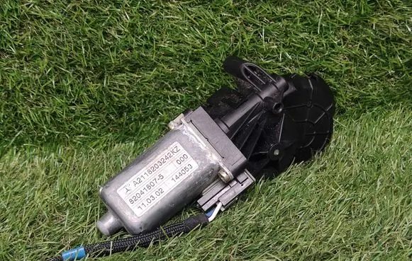 Mercedes-Benz S W220 Seat adjustment motor A2118203242 820418075