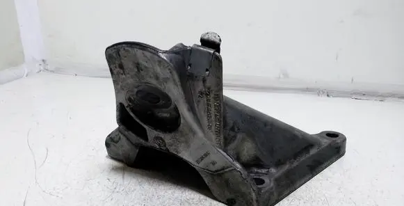 BMW 5 E60 E61 Engine mounting bracket 6769153 TK2040111